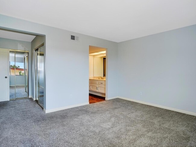 Building Photo - 6868 Hyde Park Dr