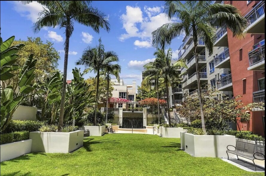 Interior Courtyard and BBQs - 300 W Beech St
