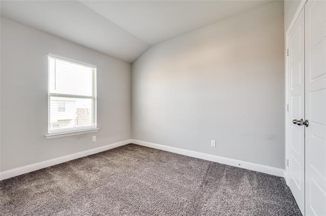 Building Photo - 5002 Villas Dr