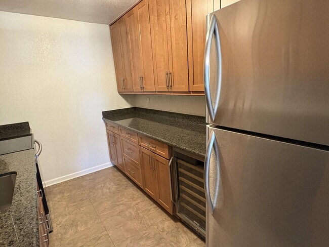 Building Photo - Updated Lauriedale 1 bd/1 ba Condo | Cats Welcome | Pools, Gym & Covered Parking | 10' x 10' Stor...