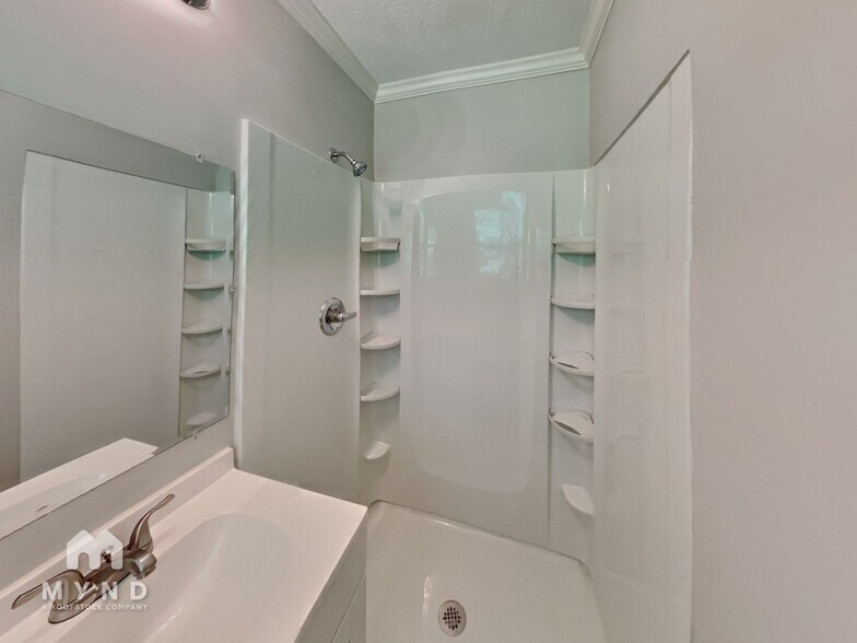 Building Photo - 906 King Dr SE