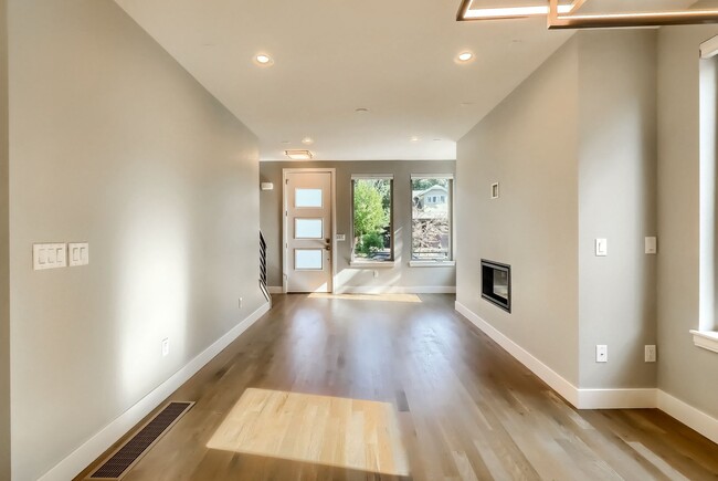 Building Photo - 3 bedroom Townhome + 2 Large Flex Spaces &...