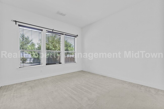 Building Photo - 4106 Horseshoe Ln