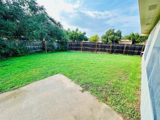 Building Photo - 17320 Bishopsgate Dr