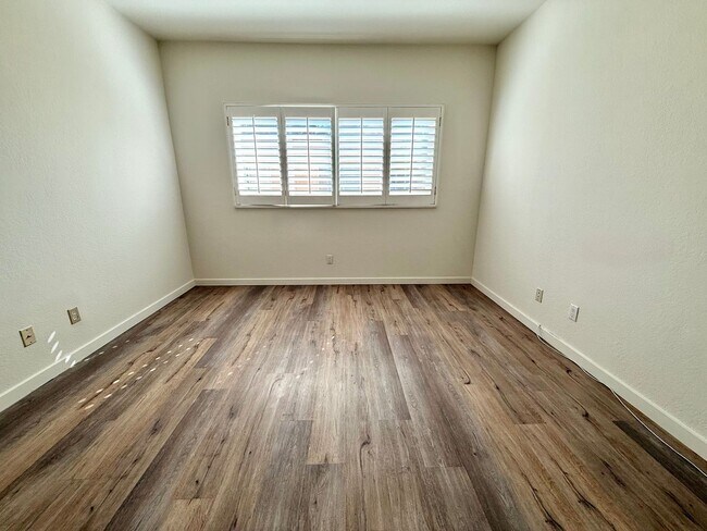 Building Photo - Updated 3-Bedroom Tri-Level Condo w/Bonus Room, Laundry & Garage in Prime Chatsworth!