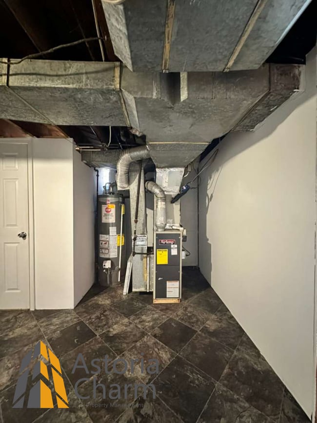 Building Photo - 3 Bedroom Home with Finished Basement, Parking, and Fenced Yard