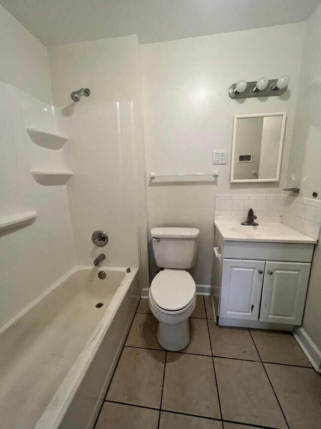 Building Photo - 3611 S Lakewood Dr