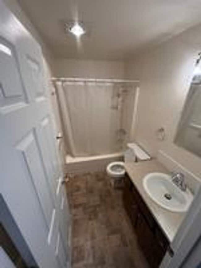Building Photo - Charming Pet Friendly 2 Bedroom Duplex With Fenced Yard In Quiet Neighborhood!