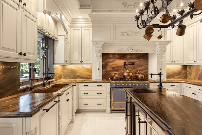 Building Photo - 6016 Leonardo St