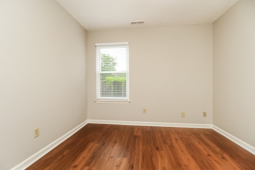 Building Photo - 411 Randall Ln