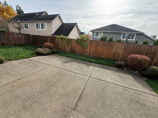 Building Photo - Stunning large 3 bedroom plus bonus rooms ...