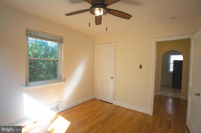 Building Photo - 5915 Ryland Dr