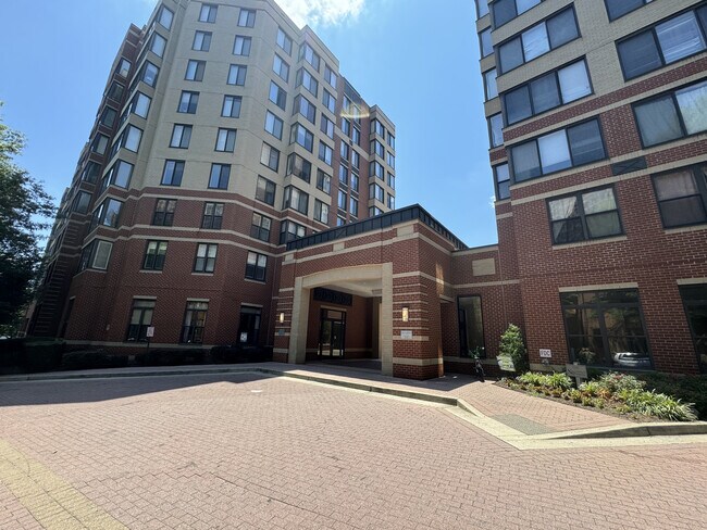Building Photo - 2220 Fairfax Dr