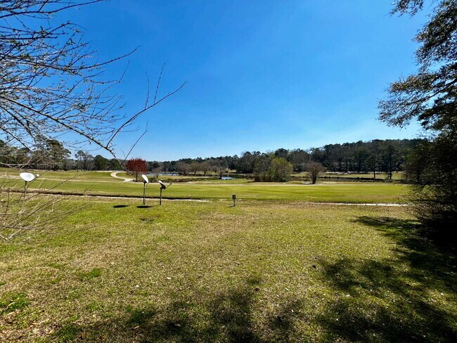 Building Photo - Spacious 2 Bedroom/1 Bath is located off of Hiliman Golf Course