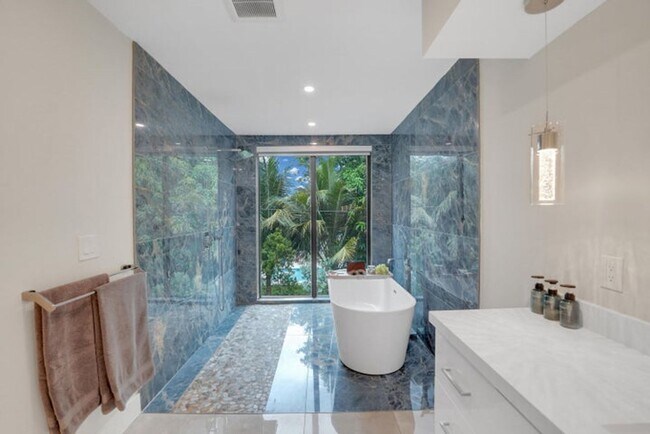 Building Photo - 1238 NE 17th Ave