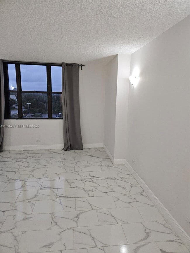 Building Photo - 1800 NE 114th St