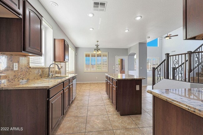 Building Photo - Gorgeous 5 Bedroom home with 3 Bathrooms and 3 car garage in Tolleson