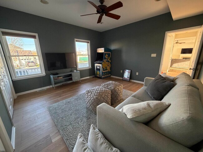 Building Photo - 802 N Harvard Ave