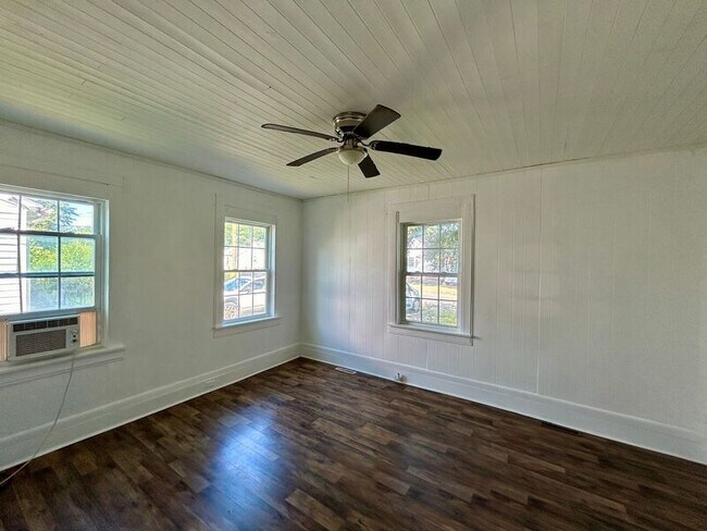Building Photo - 11 N Quince Ave