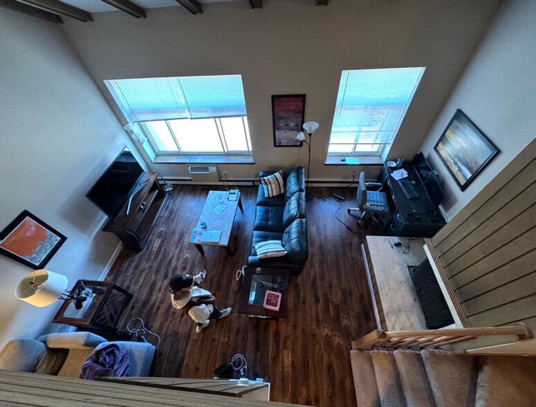 Building Photo - 2131 N Summit Ave