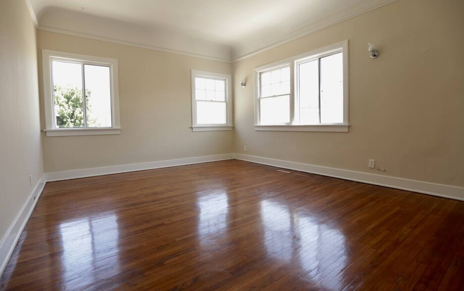 Building Photo - 128 S Catalina St