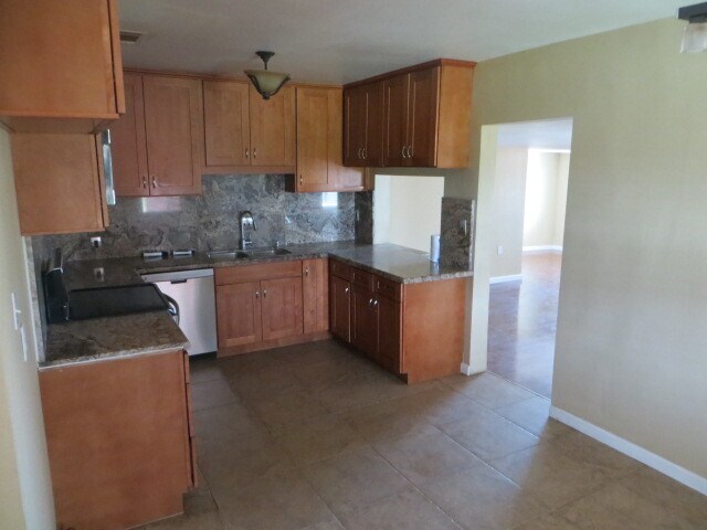 Building Photo - Country Home, 4BR+ Den/2BA, Blt 1960’s - L...