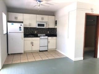 Building Photo - 3200 NE 5th Ct