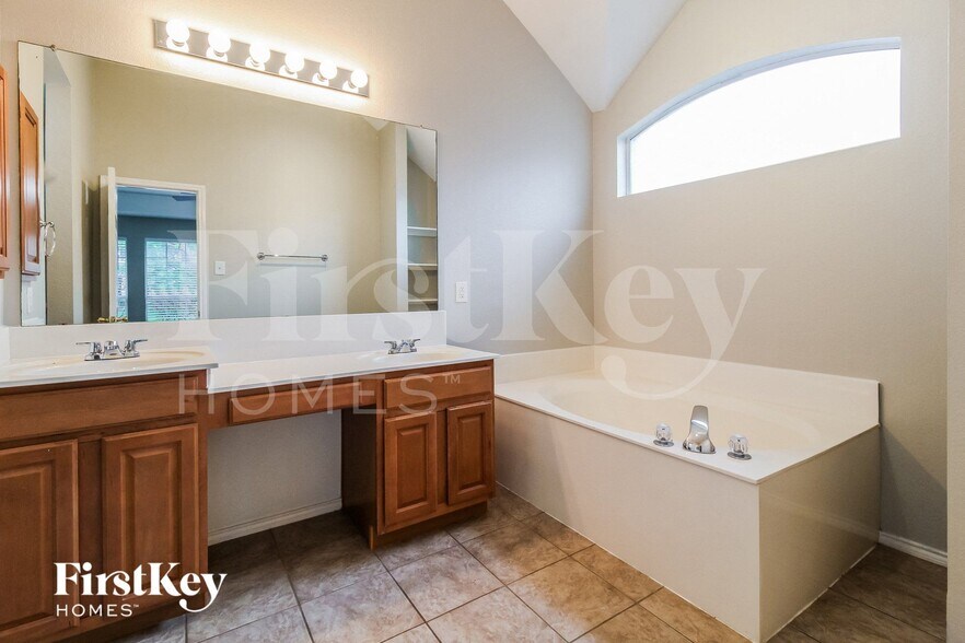 Building Photo - 1233 Logan Dr