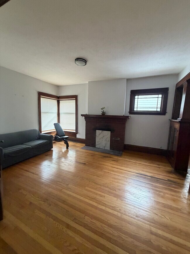 Building Photo - 612 Cherry St