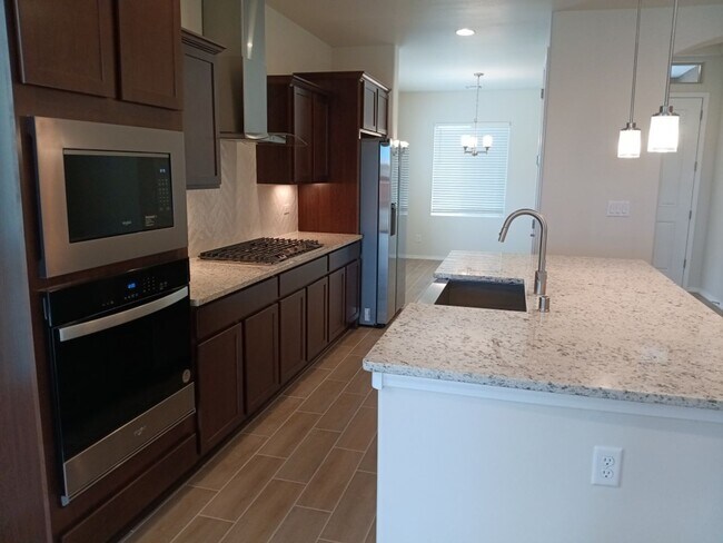 Building Photo - Beautiful 3 bedroom, 2 bathroom home in Rio Rancho, NM! Showings available!