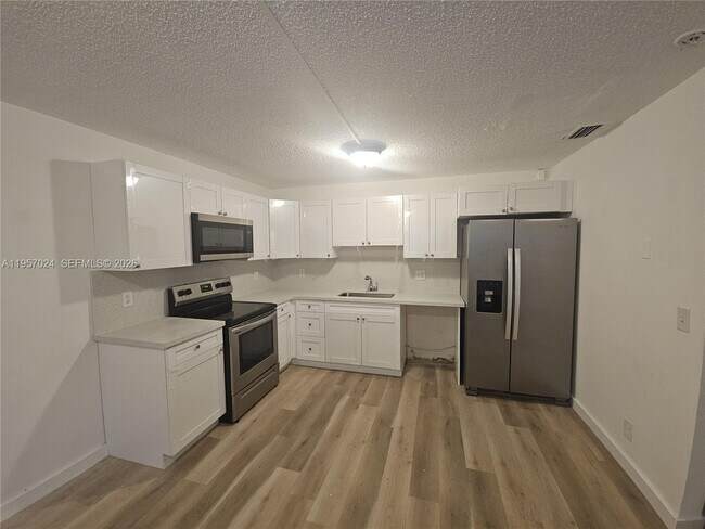 Building Photo - 253 San Remo Blvd