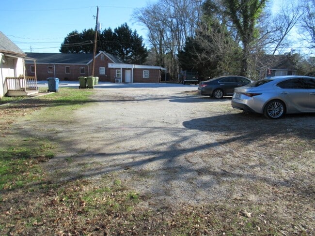 Building Photo - 1404 Maple St