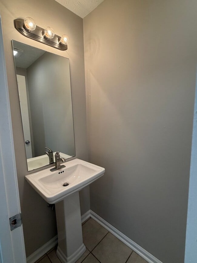 Building Photo - Spacious 2-Bedroom Townhouse with Garage