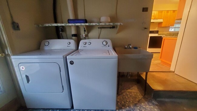 Building Photo - Large 2 Bedroom, 2.5 Bath with large Den and Family Room in Rainbows End, Dunnellon, FL