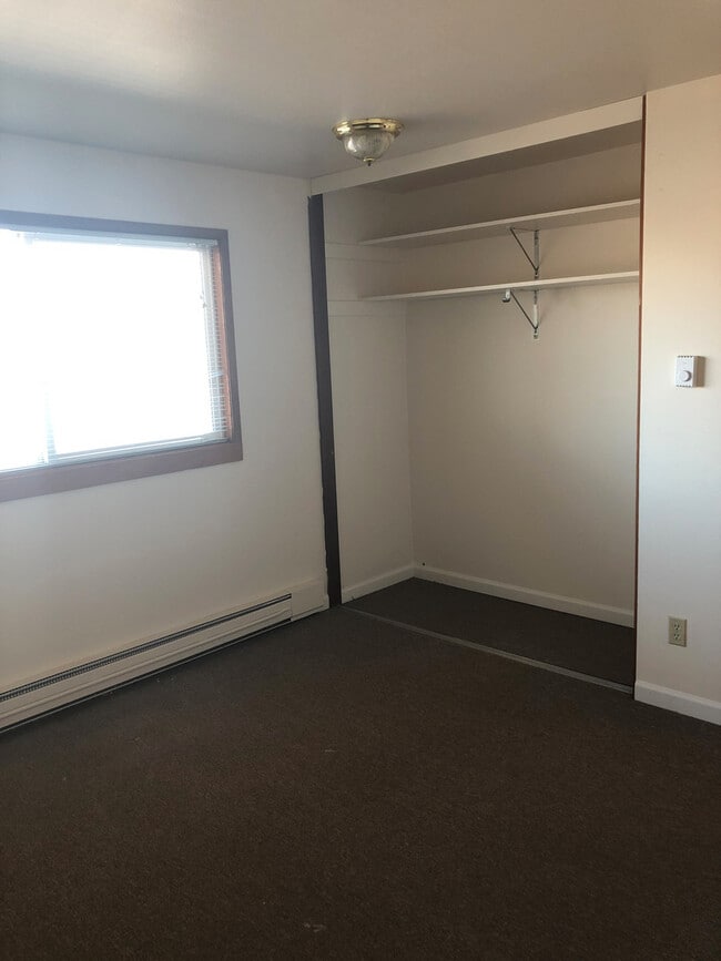 Building Photo - 3 Bedromm, 2 Bathroom Duplex!