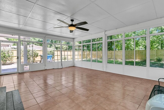 Building Photo - Move-In Ready Home in a Prime Summerville ...