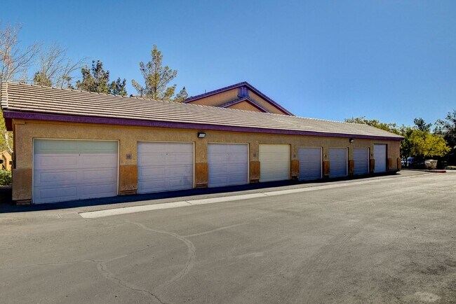Building Photo - Beautiful downstairs 3 bdrm 2 Bath Condo w...