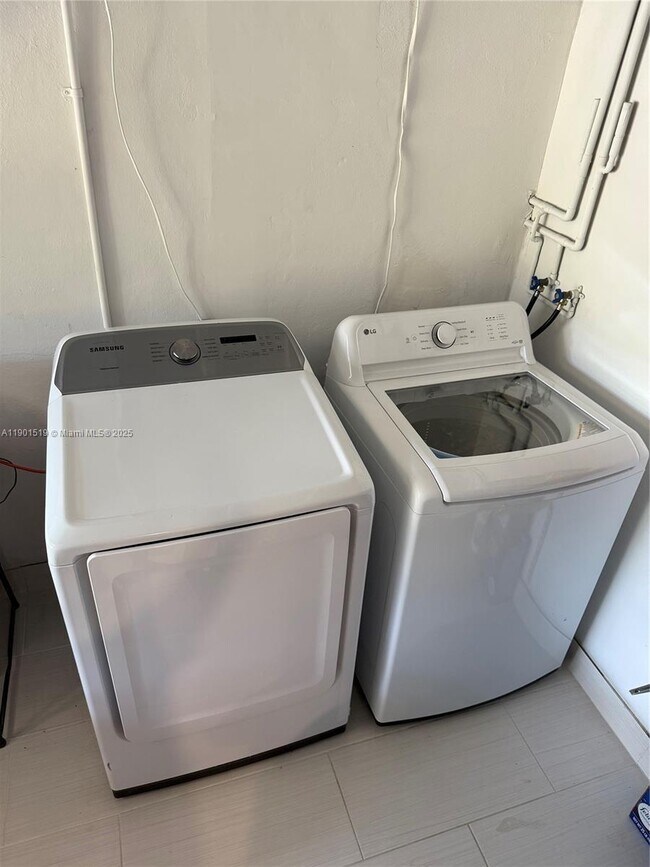 Building Photo - 1637 SE 1st St