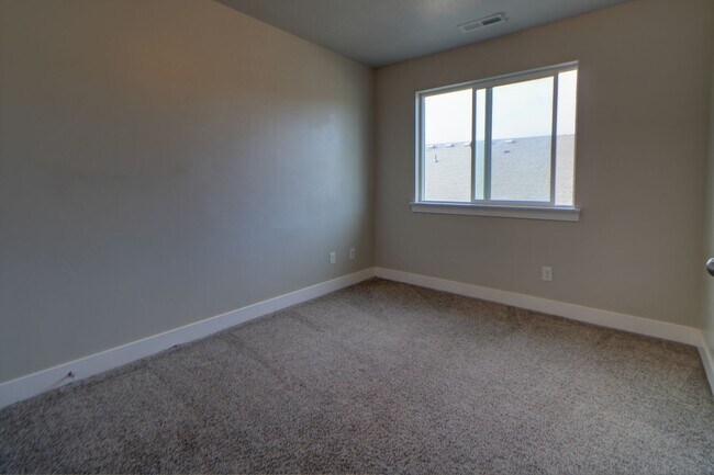Building Photo - Pet friendly Herriman Townhome