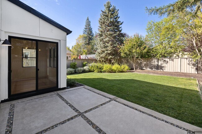 Building Photo - Luxurious Modern Single Family Home in West Menlo Park Available Now!