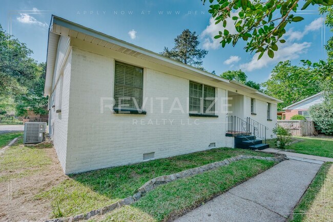 Building Photo - 3 Bed 2 Bath Gem in Midtown Mobile!!