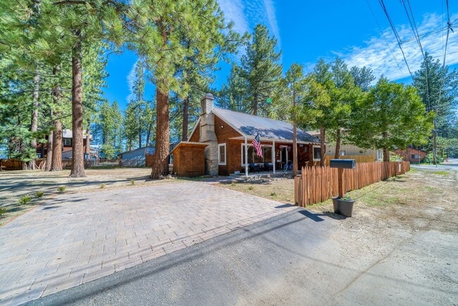 Building Photo - Lovely home with lake views available for ...
