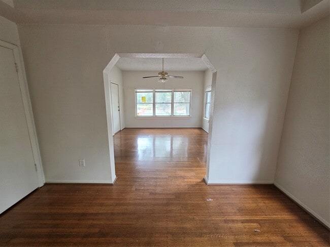 Building Photo - 1226 W Gray St