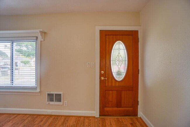 Building Photo - CUTE AND COZY WOODLAND CHARMER