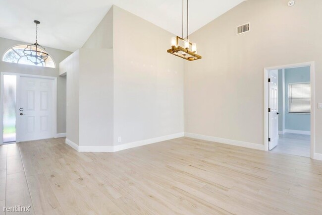 Building Photo - 3 br, 2 bath House - 1095 Roble Way