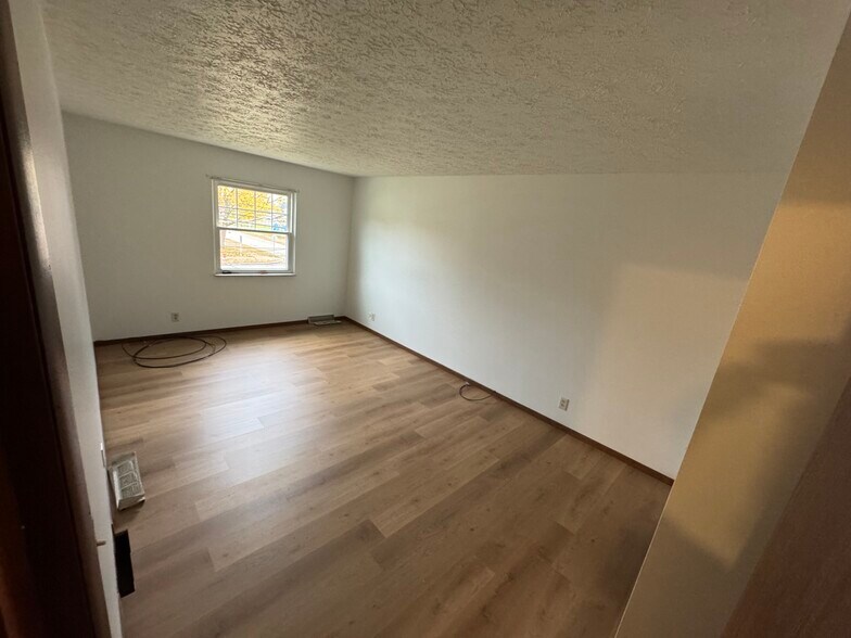 Building Photo - 545 Mentor Ave