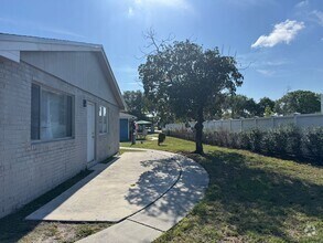 Building Photo - Garage Parking ** 2 Bedroom 1 Bath ** Offe...