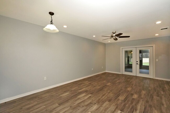 Building Photo - Beautiful townhome!