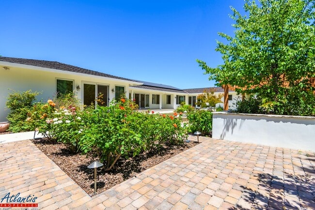 Building Photo - Stunning & Remodeled Home | Desirable Sara...