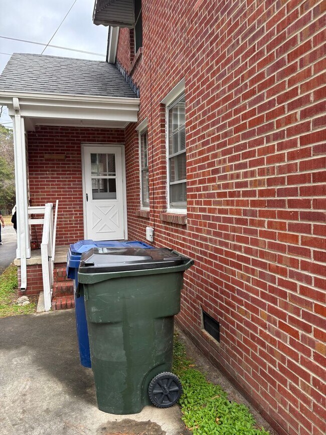 Building Photo - 908 Edwards Ave